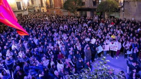 Imagen de la plaza de los Fueros de Cintruénigo durante la concentración en recuerdo a Sara Jiménez Jiménez
