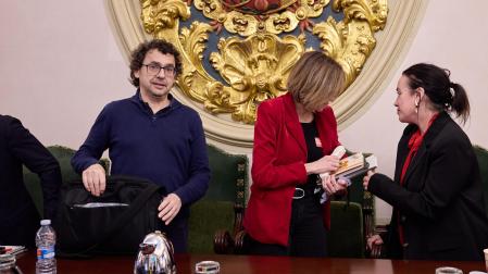 Txema Mauleón (Contigo-Zurekin), responsable de Acción Social, durante el último pleno junto a Medina (PSN) y Basabe (EH Bildu)