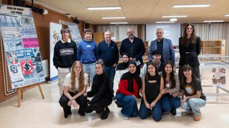 Alumnos, profesores y colaboradores de la exposición, junto a uno de los paneles de la muestra