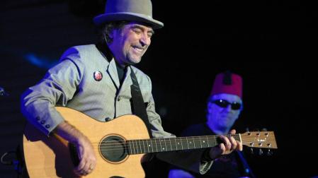 Joaquín Sabina, durante un momento de su concierto en la plaza de toros de Pamplona