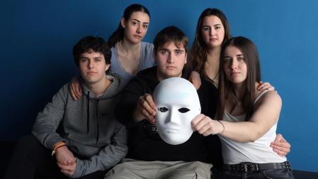 Los cinco estudiantes de segundo de Magisterio tenían entre 13 y 14 años cuando se decretó el confinamiento. En la imagen, tomada en el edificio de El Sario de la UPNA, aparecen delante Oier Flores, Julen Iturrarte y June Elía; detrás, Nora García y Claudia Idoate.