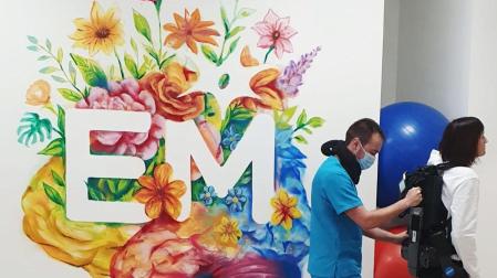 Una persona utiliza el exoesqueleto con las indicaciones de un fisioterapeuta