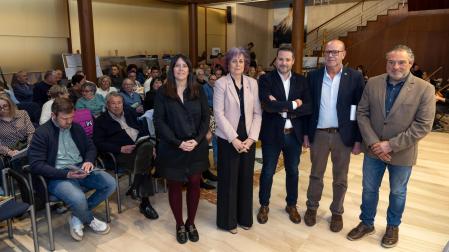 De izda. a dcha.: Irune García, Rebeca Esnaola, Alejandro Toquero, Celes Sebastián, y José Mª Agramonte, ante el público asistente a la presentación de las Fiestas de la Verdura 2026