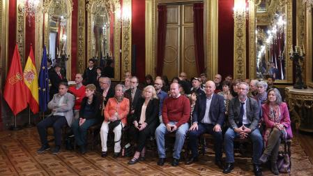 Algunos de los donantes de objetos de valor, durante el acto de reconocimiento que se celebró en el Palacio de Navarra