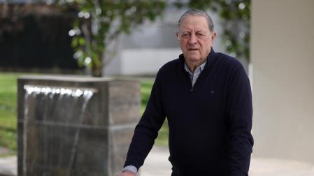 José Emilio Olivera, en el patio interior de su casa de Pamplona