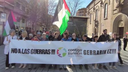 Concentración contra las guerras que convocó el viernes 13 de marzo Contigo Navarra frente a la delegación del Gobierno y a la que asistieron los dirigentes de Podemos, IU y Batzarre