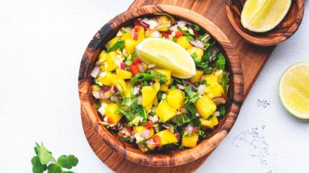 Una de las formas más sencillas de incluirlas en nuestra dieta diaria es añadiéndolas a una ensalada