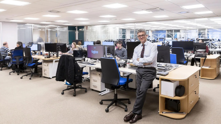 José Castellanos en las oficinas de Tigloo