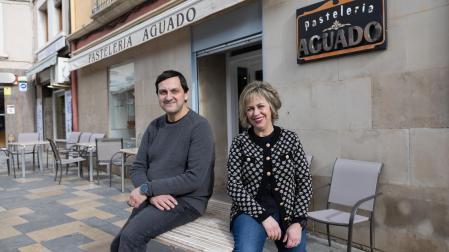 Los hermanos José Luis y Aurora Aguado Calvo, ante la pastelería que regentan en la calle Herrerías de Tudela