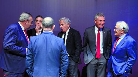 Los directivos Miguel Salcedo, Ignacio Busto, Josetxo Pérez de Zabalza, Fran Canal (director general), José Andrés Burguete y Luis Sabalza, en la pasada asamblea de compromisarios.garzaron