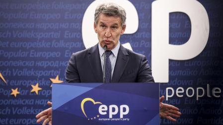 El líder del Partido Popular, Alberto Núñez Feijóo, da una rueda de prensa en Bruselas este jueves, tras encontrarse con otros líderes del Partido Popular Europeo (EPP)