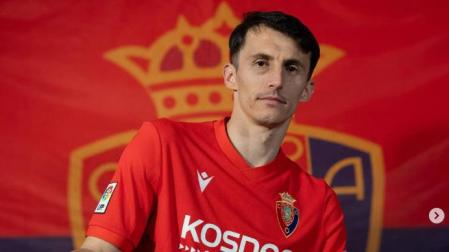 Budimir, con la camiseta retro de Osasuna