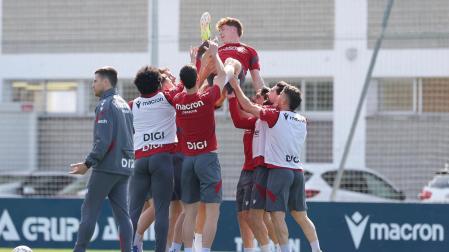 Víctor Muñoz ha sido manteando por sus compañeros al recibir la noticia en el entrenamiento