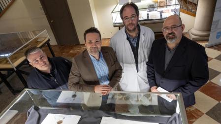 De izda. a dcha., el concejal Fernando Ferrer Molina; Alejandro Toquero Gil, alcalde de Tudela; y Goyo Campo Bravo e Íñigo Pérez Ochoa, técnico y responsable del Archivo Municipal de Tudela, respectivamente