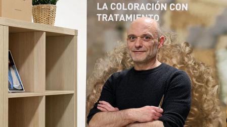 José Echauri Fernández, en la peluquería que lleva el nombre de su madre, Asun Fernández