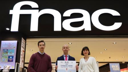 De izda a dcha., Ion Buxens, director del Salón del Estudiante y Futuro Profesional; Jorge Álvarez, director adjunto del colegio Miravalles-El Redín, y Margaux Guilbaud, gerente de Fnac La Morea