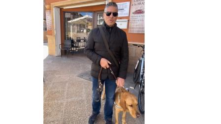 Expulsan a Serafín Zubiri de un local por ir con su perro guía