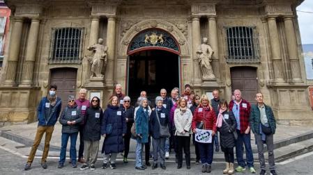 Los vecinos frente a la fachada del consistorio pamplonés