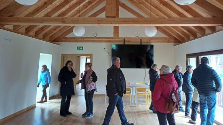 Visitas vecinales al nuevo espacio en el molino de Ezcároz durante la jornada de puertas abiertas.