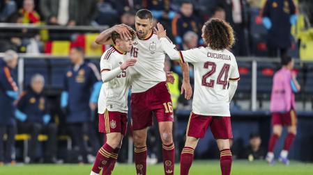Víctor Muñoz recibe el abrazo de Rodri Hernández tras el gol que marcó a los pocos minutos de saltar al césped de La Cerámica