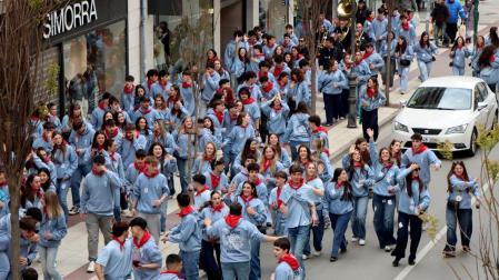 Imagen del grupo de Quintos de 2006 de Tudela, en la avenida de Zaragoza