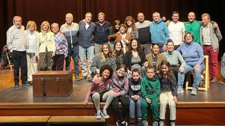 Elenco participante en la obra teatral ligada a la presentación de la asociación Artelke en Aoiz