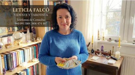 Con más de 20 años atendiendo a miles de personas, Leticia Falcó ha perfeccionado su intuición natural, combinándola con un conocimiento profundo de las cartas del tarot
