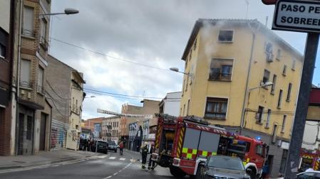 Los bomberos, frente a la vivienda donde se ha declarado el incendio