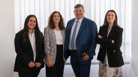 Oihane Delgado, Oihana Rebolé , Alberto Picón  y Maite Aldaz, en las oficinas del Bufete Picón