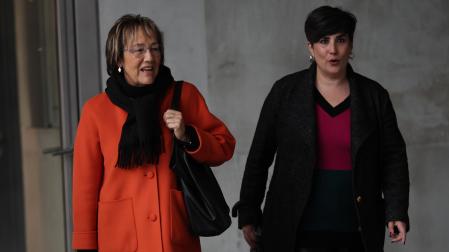 Nekane Oroz, acompañada de María Solana, a su llegada este miércoles a la comisión de investigación