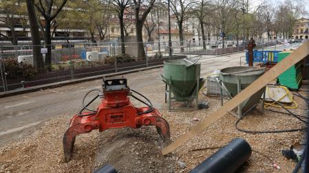 Hormigoneras en el andén central del paseo de Sarasate en obras