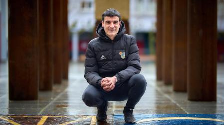 MIguel Etxeberria Angulo, posando junto a la calle Mayor y el Ayuntamiento de Villava