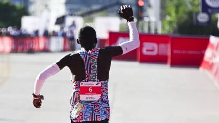 El atleta ugandés Jacob Kiplimo batió este domingo el récord del mundo de medio maratón en la prueba disputada en Lisboa con un tiempo de 57:20 minutos