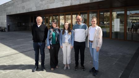 Ángel Martín Unzué Ayanz (alcalde de Aoiz), Isabel González Villar (directora de la Federación de Bandas de Música de Navarra), Leire Unzué Villanueva (saxofonista), Joseba Alcalde Sanz (concejal de Cultura) y Rut Etxarte Buezo (técnico de Cultura), tras la presentación del concierto en la Casa de Cultura de Aoiz