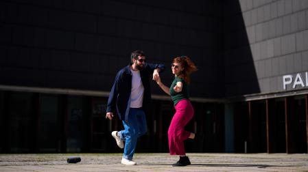 Andrés Usatorre y Celeste Plaza hicieron ayer una demostración en la plaza del Baluarte