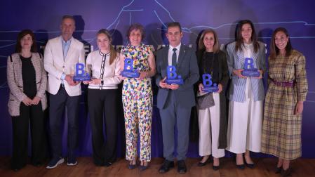 La consejera de Cultura, Rebeca Esnaola (cuarta por la izquierda), posa con el resto de premiados