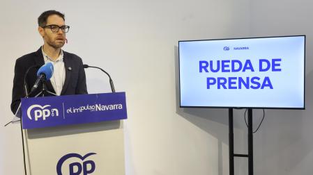 El secretario general del PP navarro y diputado, Sergio Sayas, en la rueda de prensa que dio este jueves en la sede de su partido.