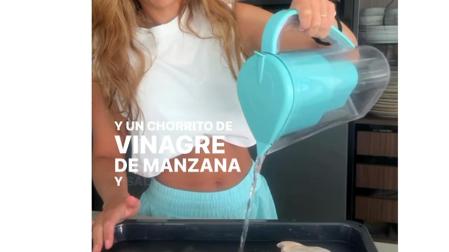 Blanca, durante la elaboración del pollo