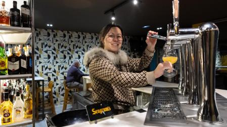 Irene Moneo Mejías, tras la barra de su bar La Cura de Tudela