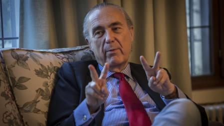 Luis Alberto de Cuenca gesticula durante una visita a la Universidad de Navarra en 2015.