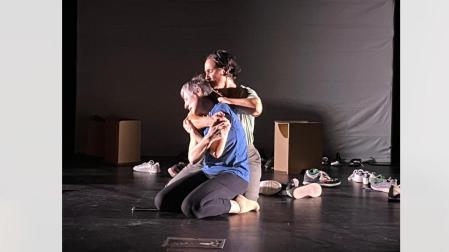 Montse Zabalza (con camiseta azul) y Yolanda Montero, junto a las zapatillas que actúan como escenografía de la obra