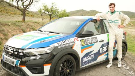 El piloto navarro de 24 años Pablo Alfaro junto a su Dacia Sandero en la prueba realizada el pasado sábado en Fitero.