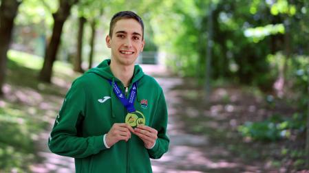 Alexander Hasenburg, con la medalla de oro, en el campus de la UPNA