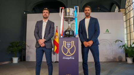 El excapitán del Atlético de Madrid, Gabi (i), y el excentrocampista de la Real Sociedad, Xabi Prieto (d), posan en una foto junto a la Copa del Rey en el Palacio de San Telmo en Sevilla. A 16 de abril de 2026 en Sevilla (Andalucía, España). El estadio de La Cartuja de Sevilla acoge por séptima vez consecutiva una final de la Copa del Rey de Fútbol, este año el Atlético de Madrid se medirá con la Real Sociedad en un encuentro que tendrá lugar a partir de las 21,00h de este próximo sábado, 18 de Abril. Cabe recordar que los colchoneros han conquistado la copa en 10 ocasiones, frente a las tres de la Real sociedad. 16 ABRIL 2026 Francisco J. Olmo / Europa Press 16/04/2026
