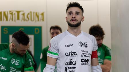 El portero y capitán de Osasuna Magna, Asier Llamas, antes de un duelo de la presente temporada