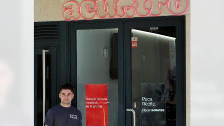 Alejandro Jódar Serrano en la puerta de su nueva hamburguesería ‘take away’, Acuatro Burger.