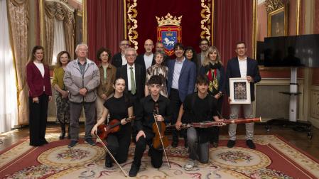 Directores, profesores y músicos de la escuela Joaquín Maya, durante el homenaje de ayer