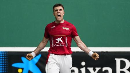 Jon Ander Peña celebra un tanto este sábado en el Labrit