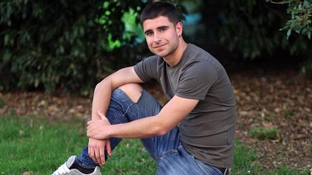 Imanol Beloki, centrocampista del Valle de Egüés, en la Plaza la Constitución de Burlada