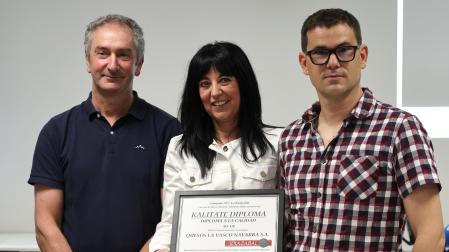 Por la izquierda: Félix Ajuria (presidente de la denominación Idiazábal) junto a Erkuden Elbusto  (directiva de La Vasco Navarra)y Gorka Pérez de Albéniz (director y propietario de La Vasco Navarra)